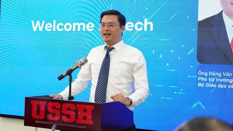 Phó Vụ trưởng Vụ Giáo dục đại học (Bộ Giáo dục và Đào tạo) Đặng Văn Huấn chia sẻ tại tọa đàm. f322220b-1dad-4117-bb59-d96bec97cff3-1929.jpg