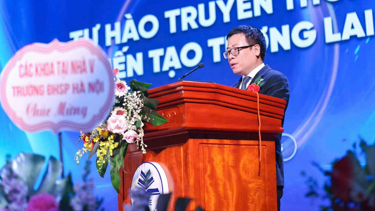 На церемонії виступив завідувач факультету технічної освіти, доцент, доктор Нгуєн Хоай Нам. (Фото: ТХАНЬ ТУНГ) 40680fbd-67f9-4b46-8438-6955c2e9957d-1359.jpg