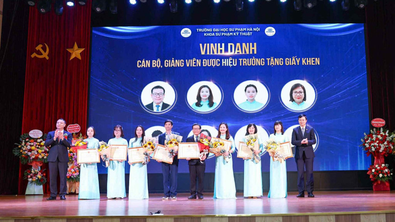 Багато посадовців та викладачів факультету інженерії та технологій Ханойського національного університету освіти були вшановані та нагороджені. e10a47dc-7f10-4feb-8708-5baa1a8091c8-8995.jpg