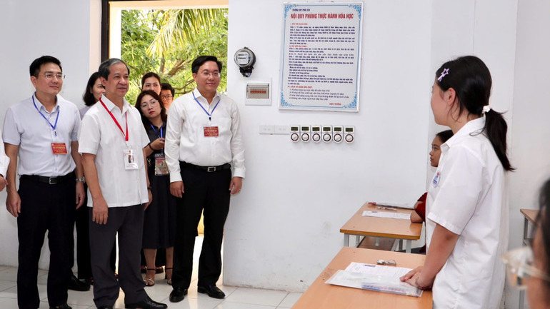 Bộ trưởng Nguyễn Kim Sơn và đoàn công tác kiểm tra phòng thi tại điểm thi Trường THPT Hai Bà Trưng (Vĩnh Phúc). img-0296-6845-9620.jpg