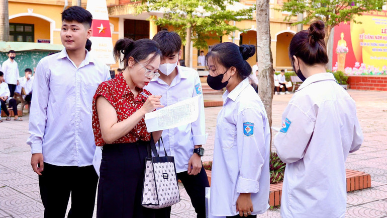 Giáo viên Trường cao đẳng Công nghiệp và Thương Mại Vĩnh Phúc điểm danh học sinh đã đến điểm thi. img-0297-8221-6763.jpg