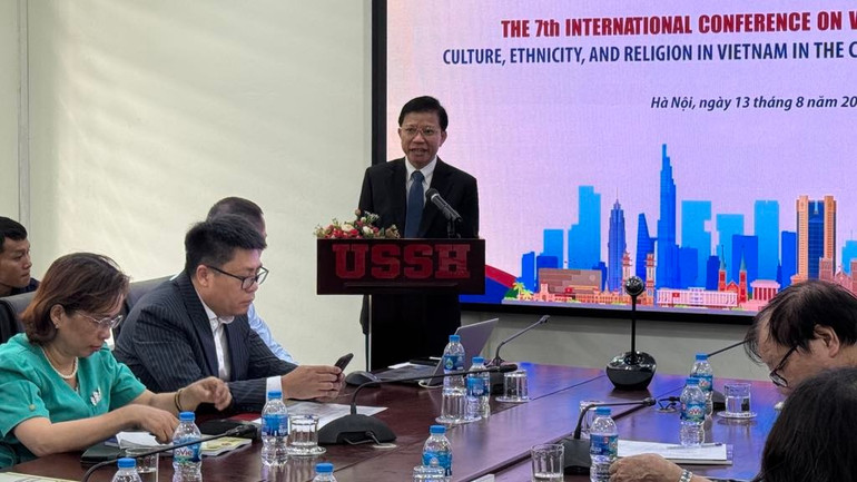 Giáo sư, Tiến sĩ Hoàng Anh Tuấn, Hiệu trưởng Trường đại học Khoa học xã hội và Nhân văn (Đại học Quốc gia Hà Nội) phát biểu tại hội thảo. e02231bc-1b8f-42b6-9590-0188bfbfa37d.jpg