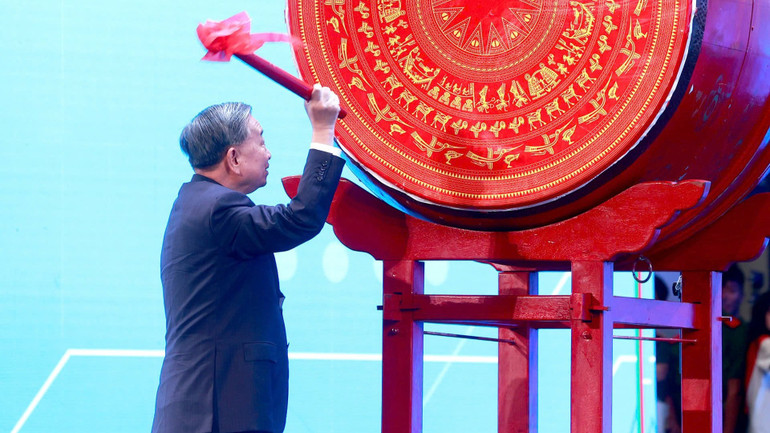 Tổng Bí thư Tô Lâm đánh trống khai giảng năm học 2025-2026. (Ảnh: ĐĂNG KHOA) b1a162f4a2c8299670d9-8727.jpg