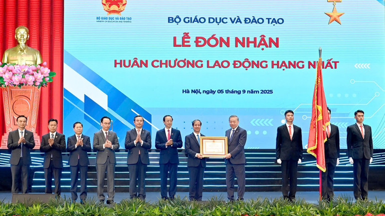 Tổng Bí thư Tô Lâm trao Huân chương Lao động hạng Nhất tặng Bộ Giáo dục và Đào tạo. (Ảnh: ĐĂNG KHOA) 7478d02c3611bd4fe400-947.jpg