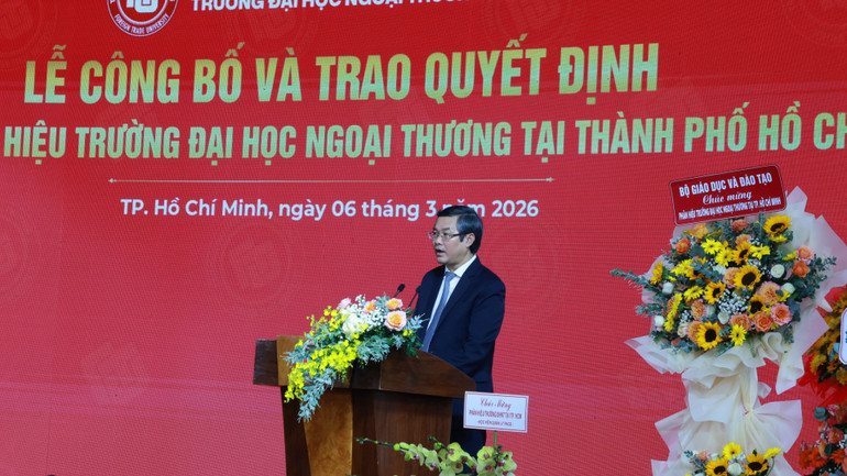 Thứ trưởng Giáo dục và Đào tạo Nguyễn Văn Phúc phát biểu chúc mừng tại buổi lễ.