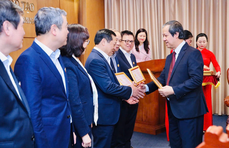 Bộ trưởng Nguyễn Kim Sơn trao tặng Kỷ niệm chương “Vì sự nghiệp giáo dục” cho các cá nhân thuộc Ban Tuyên giáo và Dân vận Trung ương vì có nhiều đóng góp cho sự nghiệp phát triển giáo dục và đào tạo.