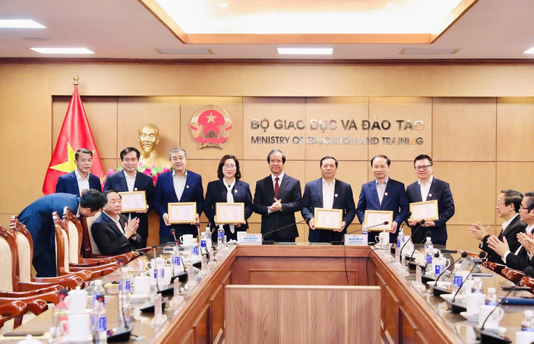 Các cá nhân thuộc Ban Tuyên giáo và Dân vận Trung ương nhận Kỷ niệm chương “Vì sự nghiệp giáo dục”.