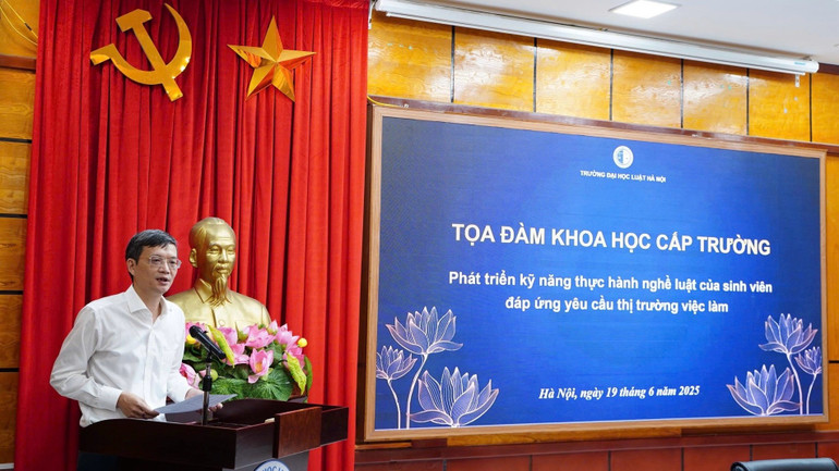 Phó Giáo sư, Tiến sĩ Nguyễn Bá Bình, Phó Hiệu trưởng Trường đại học Luật Hà Nội phát biểu tại tọa đàm. 35b1ae5c4520f27eab31.jpg