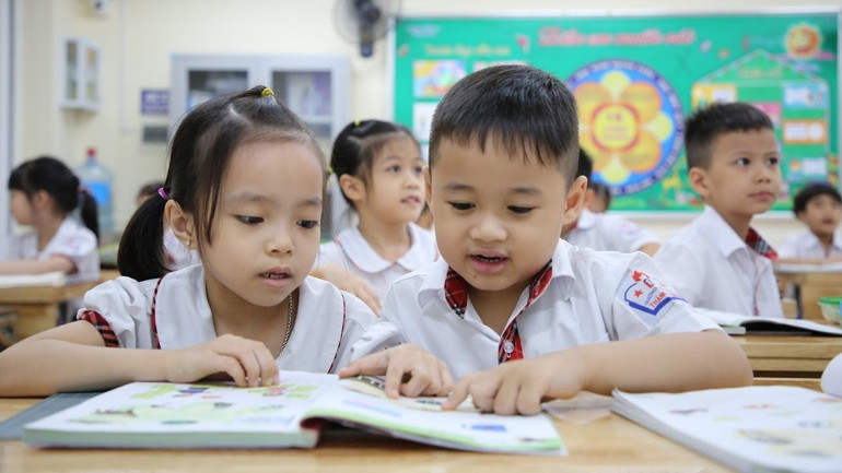 ベトナム語の授業を受けるハノイのタンロン小学校の生徒たち。(写真:THE DAI) e7b5e77eeb60613e3871-9441.jpg