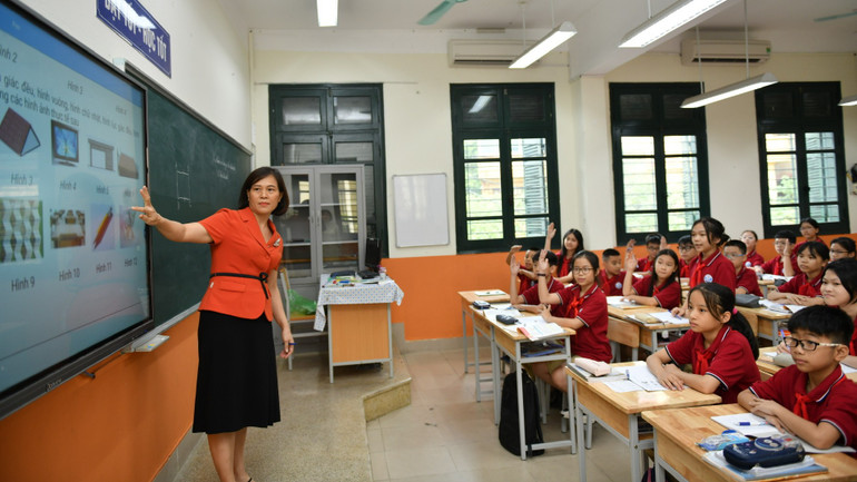 ミンカイ中学校(ハノイ市バクマイ区)の生徒たちは、授業中に積極的に意見を述べている。(写真:THE DAI) 06d2bf04b31a3944600b-6812.jpg