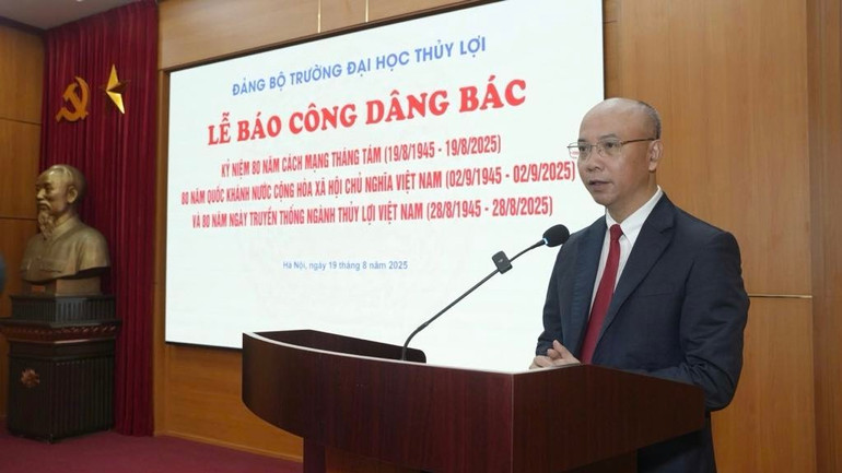 Phó Giáo sư, Tiến sĩ Nguyễn Hữu Huế, Bí thư Đảng ủy, Chủ tịch Hội đồng trường phát biểu. b803d49a-dccf-4a34-9535-f1c77088eb35-3150.jpg