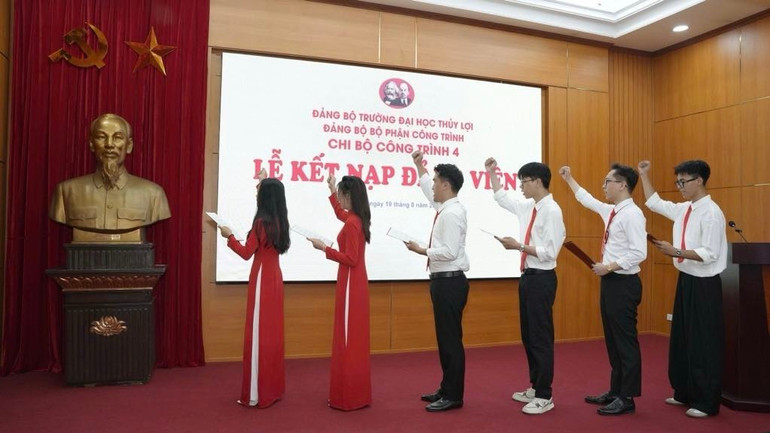 Các Đảng viên mới tuyên thệ. c7435d03-ac29-405a-b4a7-92195a7bba05-4659.jpg