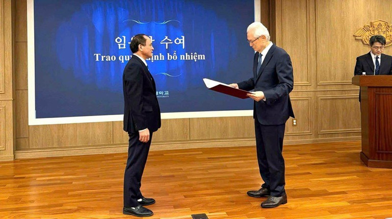 Giáo sư Synn Ilhi, Hiệu trưởng Trường đại học Keimyung trao quyết định bổ nhiệm Giáo sư danh dự cho Giáo sư, Tiến sĩ Nguyễn Trung Việt, Hiệu trưởng Trường đại học Thủy lợi. 28aa62eb198baed5f79a.jpg
