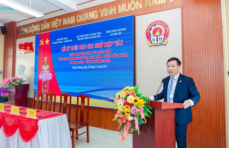 Universitair hoofddocent Dr. Bui Huy Nhuong, directeur van de National Economics University, sprak tijdens de ondertekeningsceremonie. cf753516-e38d-4a1d-a0ba-452974f50cba.jpg