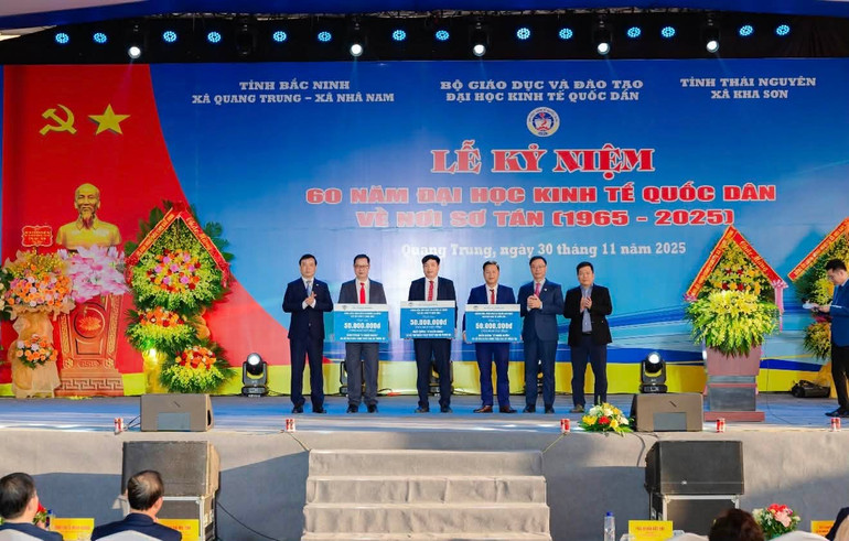 Bestuurders van de Nationale Economische Universiteit overhandigden vele betekenisvolle geschenken aan de lokale overheden. 9ec6d211-eab8-4026-8d40-e70f324348ca-1.jpg