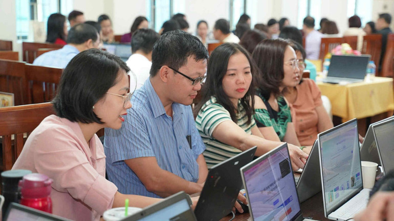 Teachers of Quang Trung High School (Dong Da, Hanoi) are trained in applying artificial intelligence and technology devices to implement the 2018 General Education Program. 9272ec04-d2c5-4d53-bd2b-7eadd93aed85-1651.jpg
