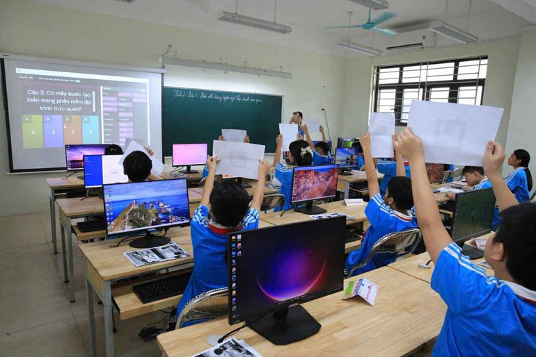 Students are excited in class. 80a376ac-e57c-4d54-a643-a08dabc65528.jpg