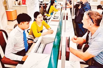 Cán bộ Trung tâm phục vụ hành chính công phường Sài Gòn tiếp nhận và hỗ trợ người dân tới làm thủ tục hành chính.