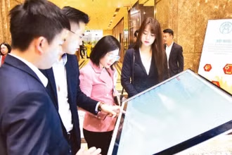 Cán bộ Văn phòng Thành ủy Hà Nội trải nghiệm ứng dụng chuyển đổi số dùng chung 3 cấp trong các cơ quan Đảng, chính quyền, Mặt trận Tổ quốc và các tổ chức chính trị-xã hội. (Ảnh NHẬT NAM)