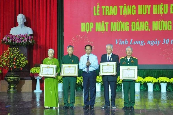 Tỉnh ủy Vĩnh Long trao Huy hiệu Đảng cho các đảng viên.