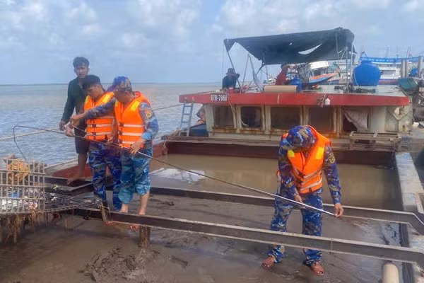 Phương tiện vận chuyển cát trái phép bị tạm giữ.
