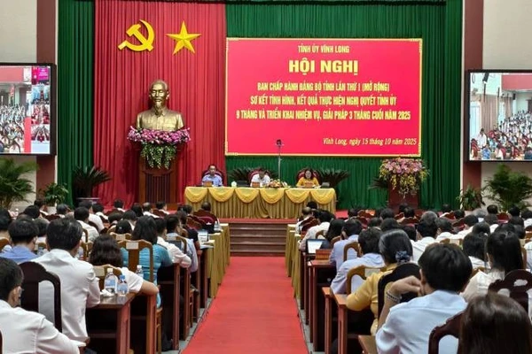 Tin Chung - Trang 1 Tỉnh Vĩnh Long Tổ Chức Sơ Kết Tình Hình Thực Hiện Nhiệm Vụ Chín Tháng Đầu Năm 2025. (Ảnh: Hoàng Trung)