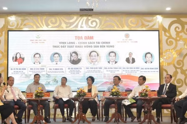 Đại biểu tham gia tọa đàm tại Hội nghị "Vĩnh Long - Chính sách tài chính thúc đẩy xuất khẩu nông sản bền vững".