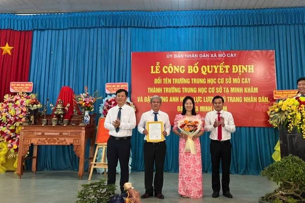 Lãnh đạo xã Mỏ Cày trao Quyết định đổi tên Trường Trung học cơ sở Mỏ Cày thành Trường Trung học cơ sở Tạ Minh Khâm.