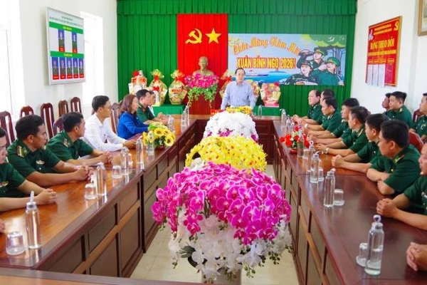 Tỉnh ủy Vĩnh Long thăm, chúc Tết cán bộ, chiến sĩ Hải đội Biên phòng 2 và Đồn Biên phòng cửa khẩu Cảng Trường Long Hòa.