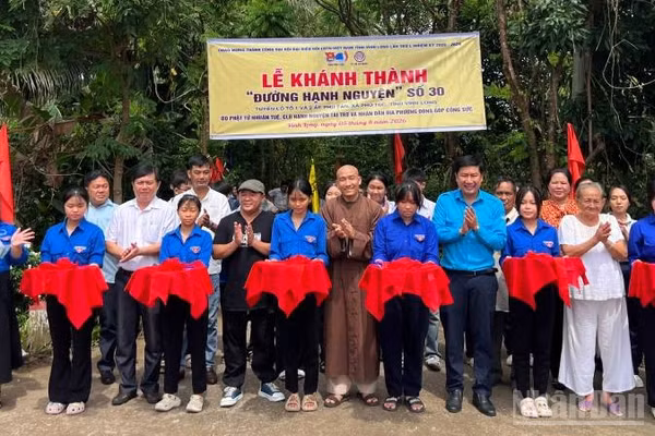 Đại biểu dự buổi lễ thực hiện nghi thức cắt băng khánh thành công trình "Đường Hạnh nguyện" số 30.