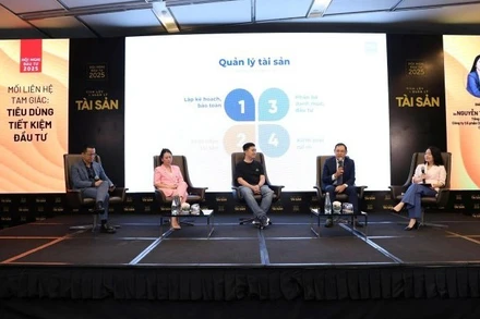 Các diễn giả thảo luận giải pháp tiết kiệm và đầu tư tài sản cá nhân tại hội nghị.