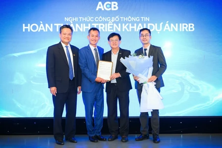 Đại diện KPMG trao thư xác nhận hoàn thành dự án cho ACB.