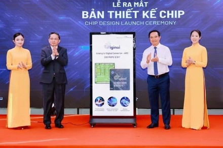 Đồng chí Nguyễn Văn Được, Ủy viên Trung ương Đảng, Phó Bí thư Thành ủy, Chủ tịch Ủy ban nhân dân Thành phố Hồ Chí Minh (bên phải) và ông Trần Kim Chung, Chủ tịch Tập Đoàn CT Group tại Lễ ra mắt bản thiết kế chip IoT của người Việt.