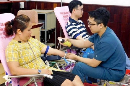 Những tình nguyện viên hiến máu trong Chương trình Ngày hội hiến máu thành phố.