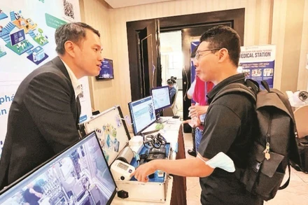 Doanh nghiệp giới thiệu sản phẩm công nghệ mới chăm sóc sức khỏe.