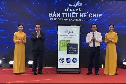 Chủ tịch Ủy ban nhân dân Thành phố Hồ Chí Minh Nguyễn Văn Được và Chủ tịch CT Group Trần Kim Chung thực hiện nghi thức ra mắt bản thiết kế chip ADC.