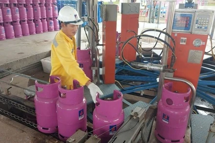 Công nhân chiết nạp gas tại Công ty Cổ phần Kinh doanh LPG Việt Nam.