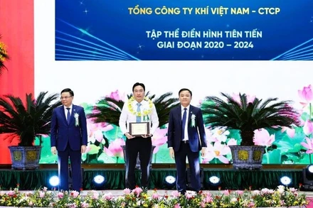 Đồng chí Nguyễn Thanh Bình – Bí thư Đảng ủy, Chủ tịch Hội đồng quản trị PV GAS vinh dự nhận Biểu trưng cho Tập thể điển hình tiên tiến giai đoạn 2020-2024