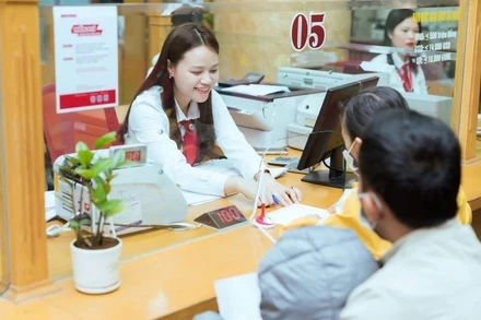 Khách hàng tại Thành phố Hồ Chí Minh làm thủ tục vay vốn ngân hàng. 