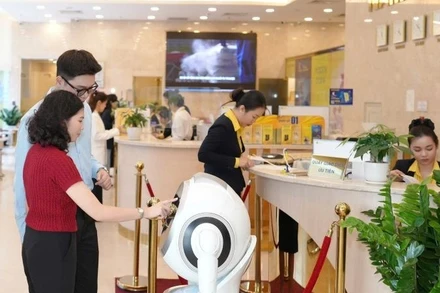 Khách hàng trải nghiệm thanh toán số tại Nam A Bank.