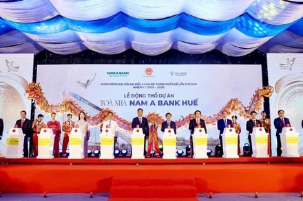 Đại biểu cùng thực hiện nghi thức Lễ động thổ Tòa nhà Nam A Bank Huế.
