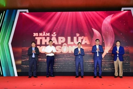 Tổng Giám đốc PV GAS Phạm Văn Phong cùng các lãnh đạo PV GAS làm nghi lễ thắp lửa phát động chiến dịch.