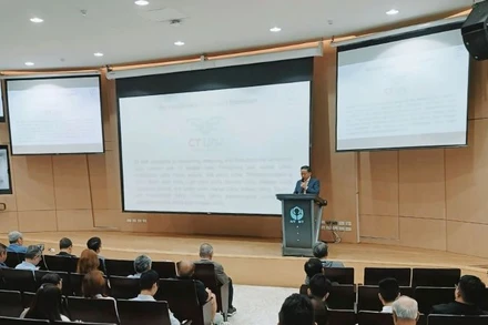 Ông Trần Kim Chung – Chủ tịch tập đoàn CT Group chia sẻ tại Hội thảo.