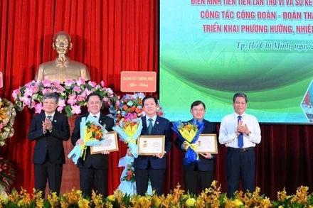 Trao Kỷ niệm chương “Vì sự nghiệp Tuyên giáo” và kỷ niệm chương “Vì sự nghiệp dân vận” cho 3 cá nhân Tập đoàn Công nghiệp Cao-su Việt Nam.