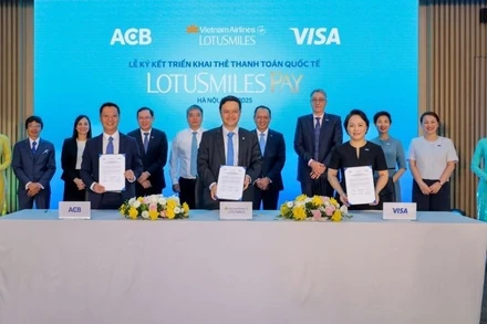 Đại diện Vietnam Airlines cùng ACB và Visa ra mắt thẻ hội viên tại lễ ký kết.
