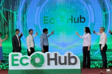 Các đại biểu ra mắt Sàn giao dịch thương mại điện tử EcoHub.