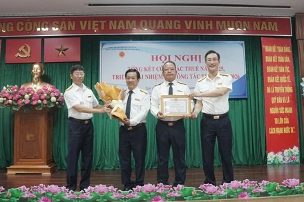 Lãnh đạo Thuế Thành phố Hồ Chí Minh trao Giấy khen cho Thuế Cơ sở 1 có thành tích xuất sắc công tác thuế năm 2025.