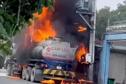 Xe bồn chở xăng bốc cháy dữ dội khi đang lưu thông trên đường Dương Cát Lợi.