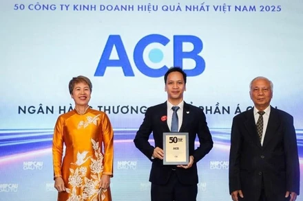 Đại diện ACB nhận vinh danh xếp hạng “50 Công ty kinh doanh hiệu quả nhất Việt Nam 2025” (TOP50).