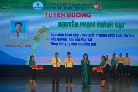 Lãnh đạo VRG tuyên dương học sinh vượt khó, học giỏi của Công ty TNHH MTV Tổng công ty Cao-su Đồng Nai.